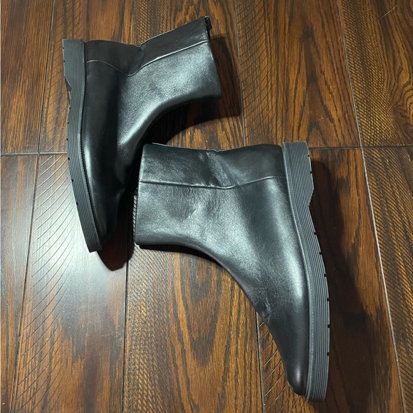 NWOB Vince Black Leather Boots - size 10 - Picture 1 of 7